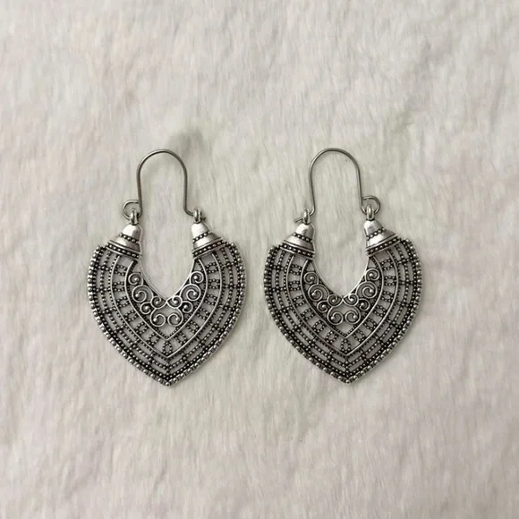 5/$15 🩷 MUST BUNDLE Intricate Silver-Tone Filigree Heart Hoop Earrings - Picture 4 of 5